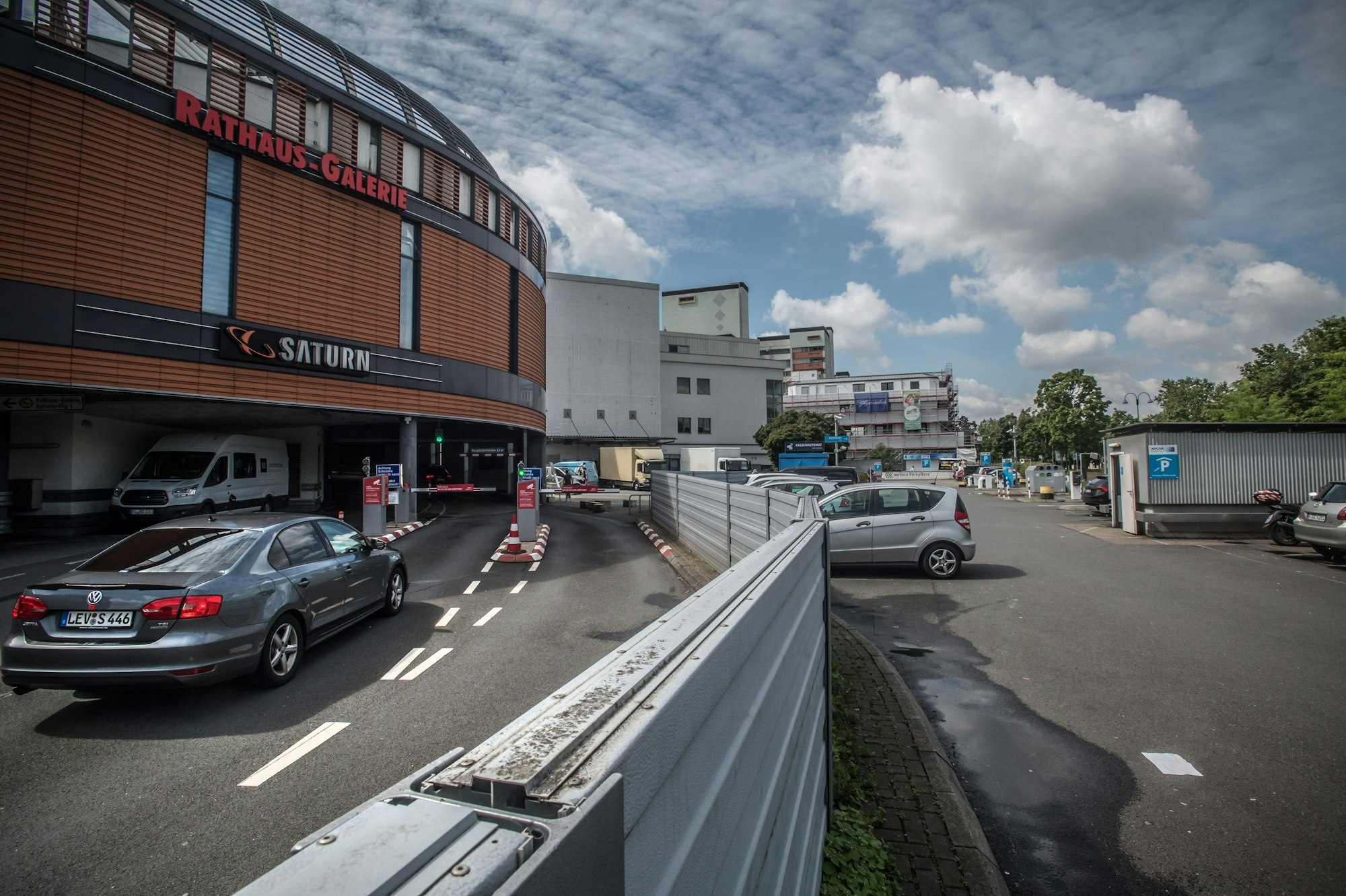 Parkplatz, wollen Investoren ein Hotel und Wohnungen, unten Geschäfte, bauen Foto: Ralf Krieger
