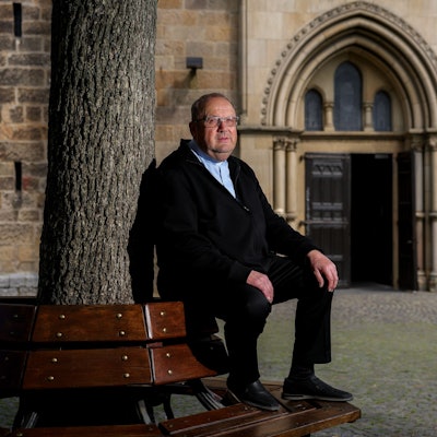 Pfarrer Herbert Ullmann an seiner Kirche Sankt Lambertus.