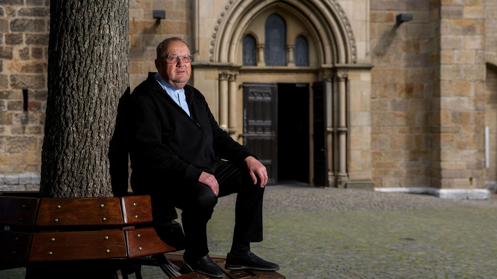 Pfarrer Herbert Ullmann vor seiner Kirche St. Lambertus in Mettmann