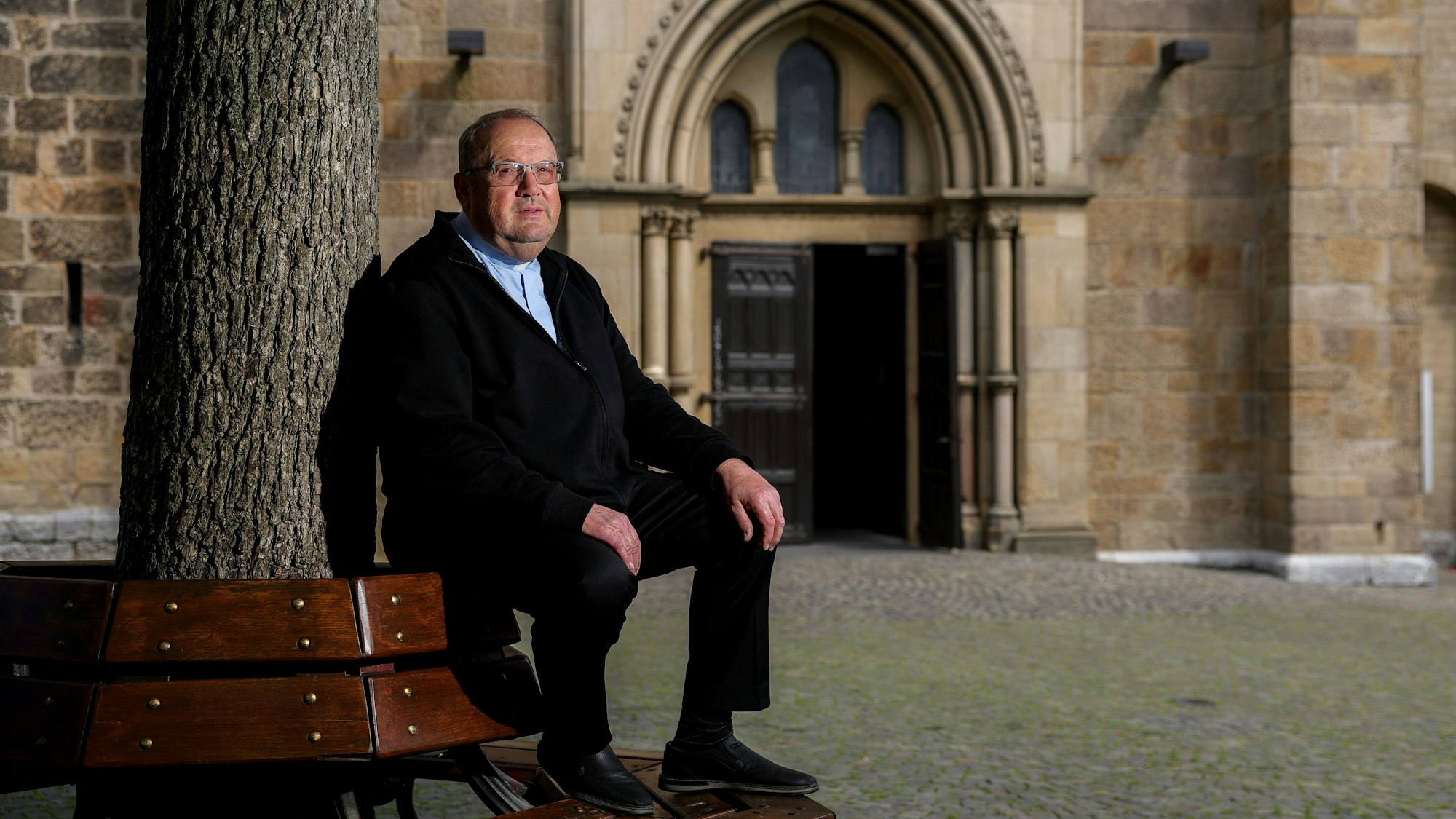 Pfarrer Herbert Ullmann vor seiner Kirche St. Lambertus in Mettmann