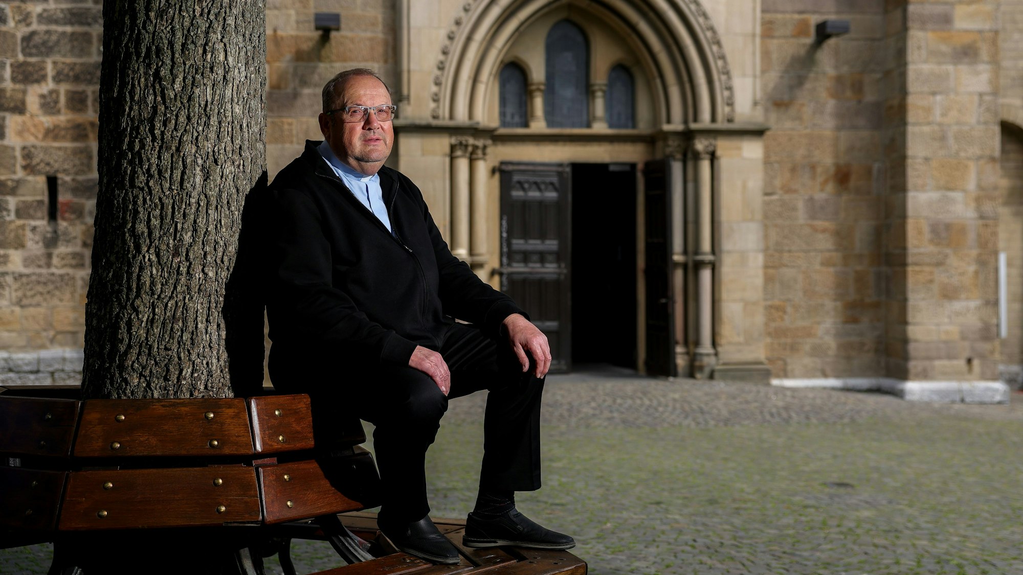 Pfarrer Herbert Ullmann an seiner Kirche Sankt Lambertus.