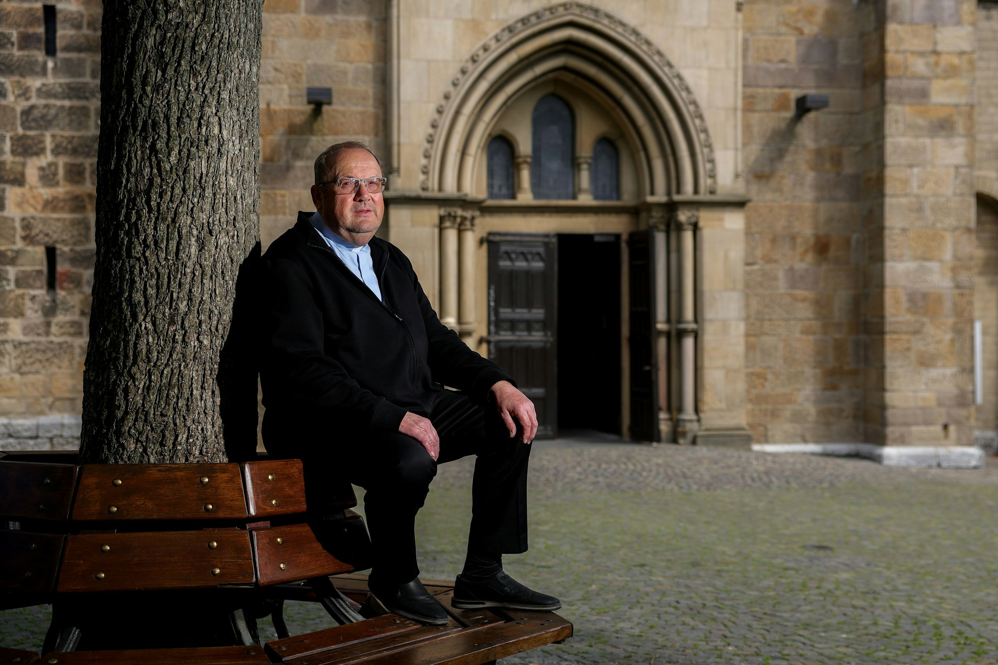 09.08.2023, Mettmann: Porträt von Pfarrer Herbert Ullmann an seiner Kirche St. Lambertus.
Foto: Michael Bause