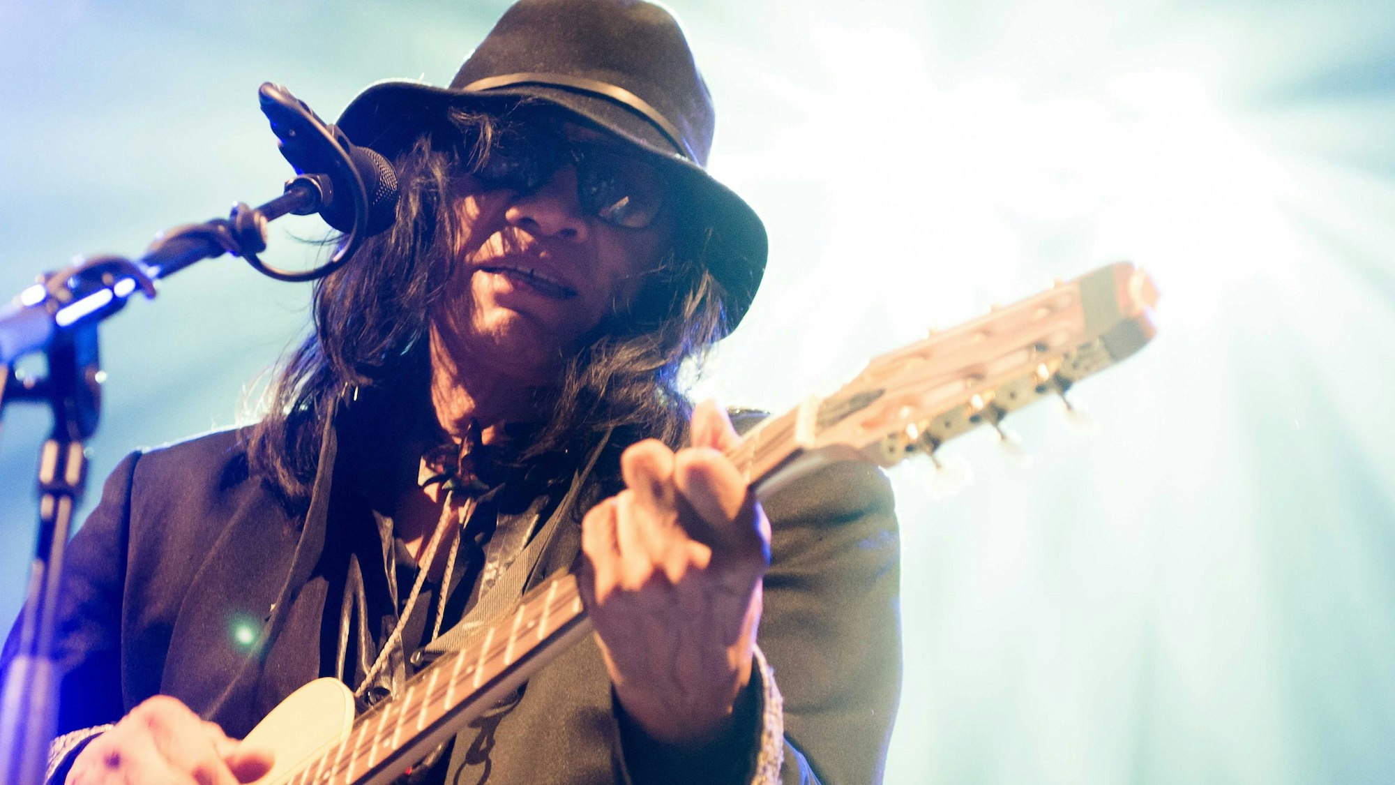Der US-amerikanische Singer-Songwriter Sixto Diaz Rodriguez 2013 während eines Auftritts in Amsterdam. Rodriguez ist im Alter von 81 Jahren gestorben.