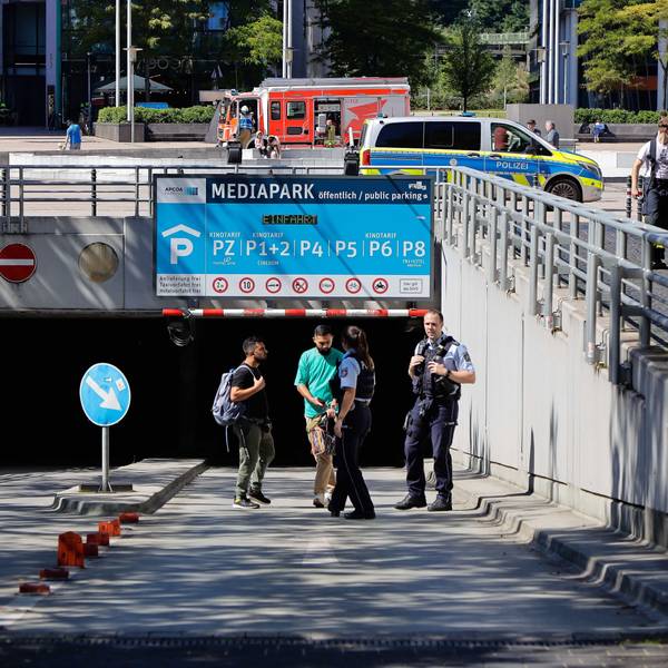 Die Einsatzkräfte der Feuerwehr Köln waren am Donnerstag mit drei Löschzügen an der Mediapark-Tiefgarage im Einsatz.