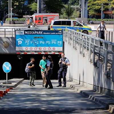 Die Einsatzkräfte der Feuerwehr Köln waren am Donnerstag mit drei Löschzügen an der Mediapark-Tiefgarage im Einsatz.