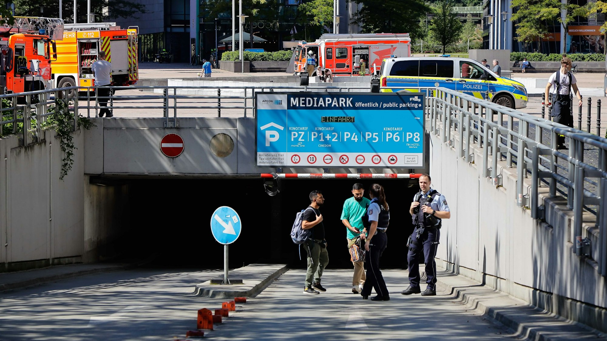 Die Einsatzkräfte der Feuerwehr Köln waren am Donnerstag mit drei Löschzügen an der Mediapark-Tiefgarage im Einsatz.