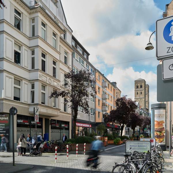 Bilder der Deutzer Freiheit unmittelbar nach dem Urteil, das den Verkehrsversuch zur Beruhigung der Deutzer Freiheit vom Autoverkehr aufgehoben hat.