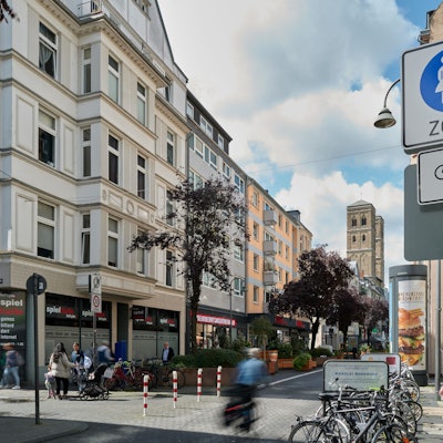 Bilder der Deutzer Freiheit unmittelbar nach dem Urteil, das den Verkehrsversuch zur Beruhigung der Deutzer Freiheit vom Autoverkehr aufgehoben hat.