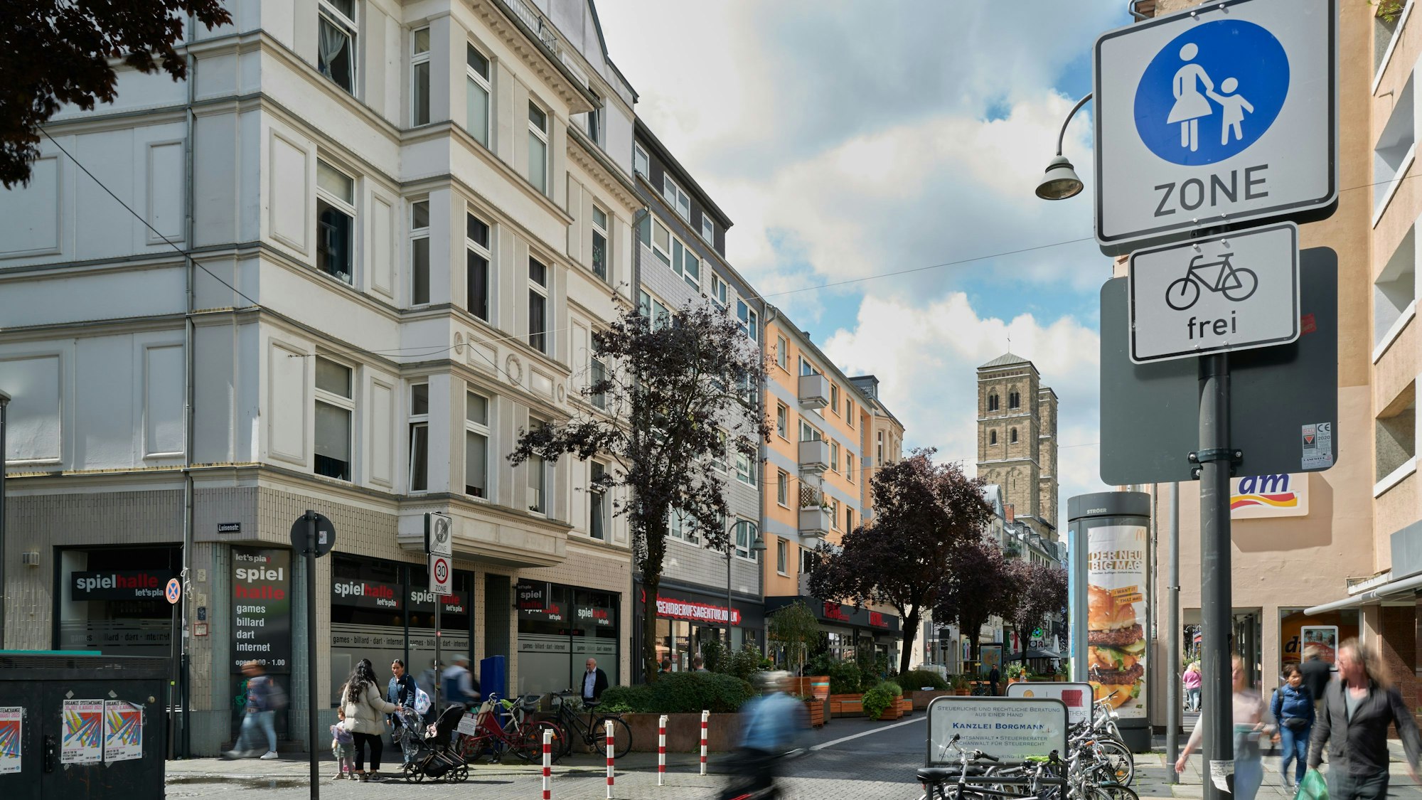 Bilder der Deutzer Freiheit unmittelbar nach dem Urteil, das den Verkehrsversuch zur Beruhigung der Deutzer Freiheit vom Autoverkehr aufgehoben hat.