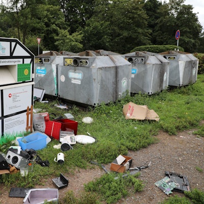 Das Foto zeigt Unrat an den Wertstoffcontainer an der Olpener Straße in Kürten