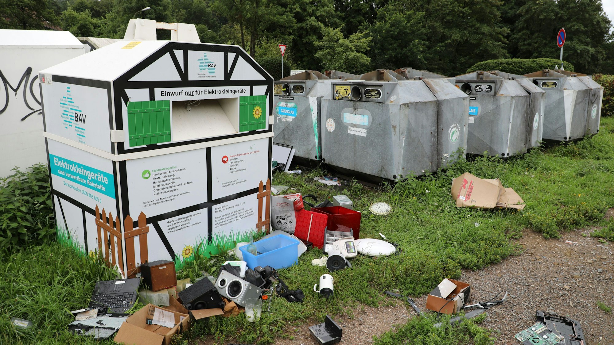Das Foto zeigt Unrat an den Wertstoffcontainer an der Olpener Straße in Kürten
