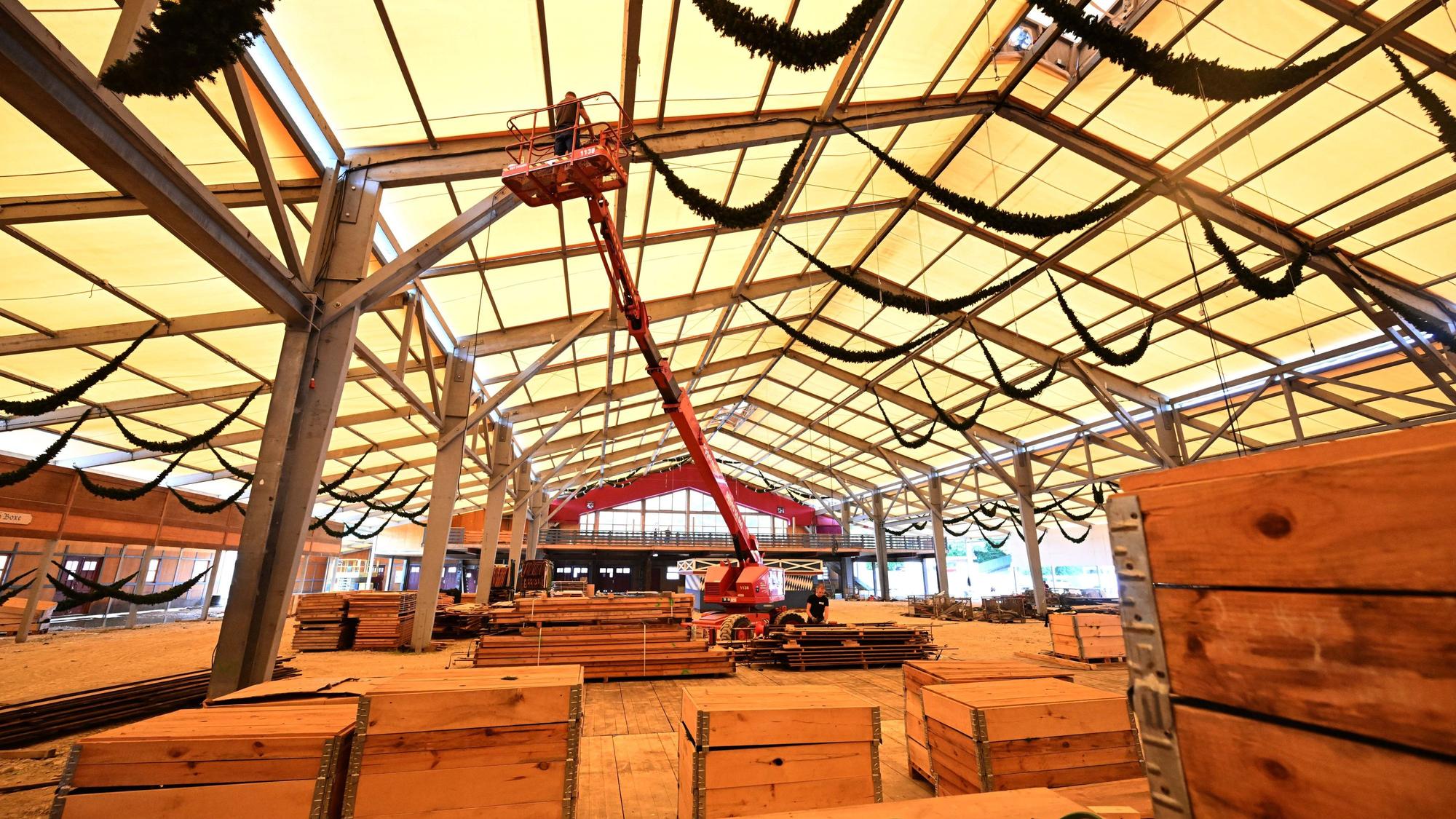 Der Aufbau fürs Oktoberfest 2023 ist im vollen Gange. Gefeiert wird dort vom 16. September bis 3. Oktober.