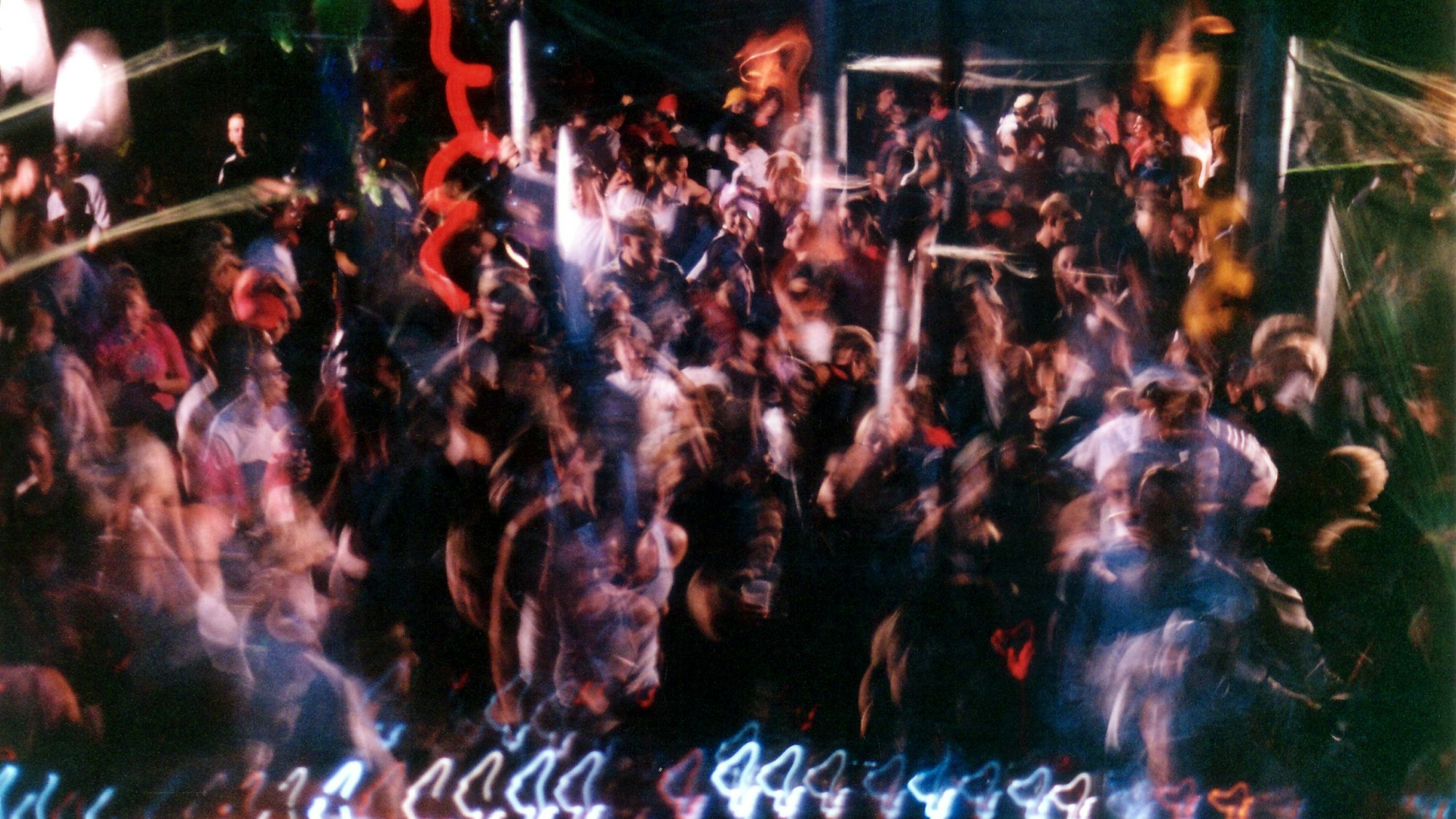 Ansicht eines gefüllten Clubs. Die Menschen und Lichter sind verschwommen.