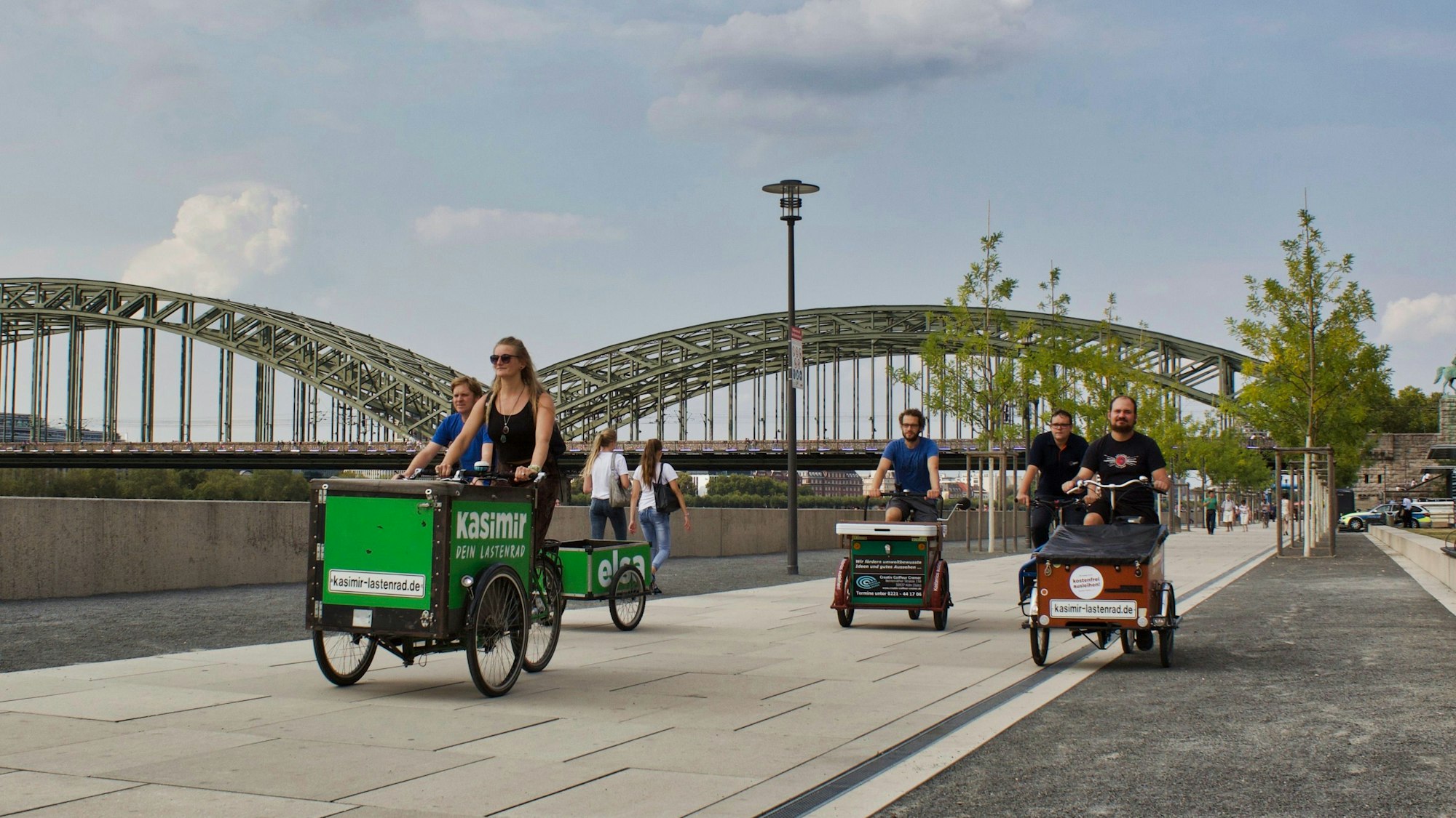 Foto der Kasimir-Lastenradflotte am Rhein.
