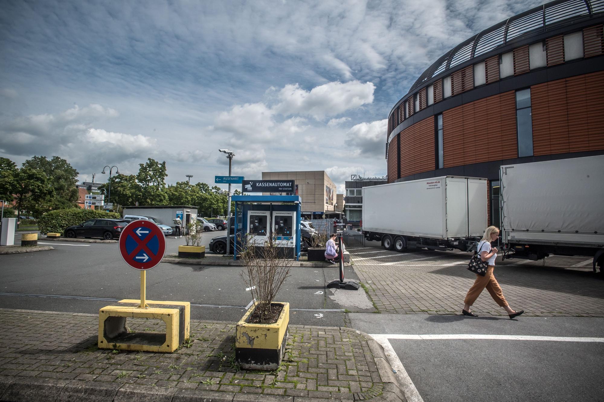 Auf dem Parkplatz, wollen Investoren ein Hotel und Wohnungen, unten Geschäfte, bauen Foto: Ralf Krieger