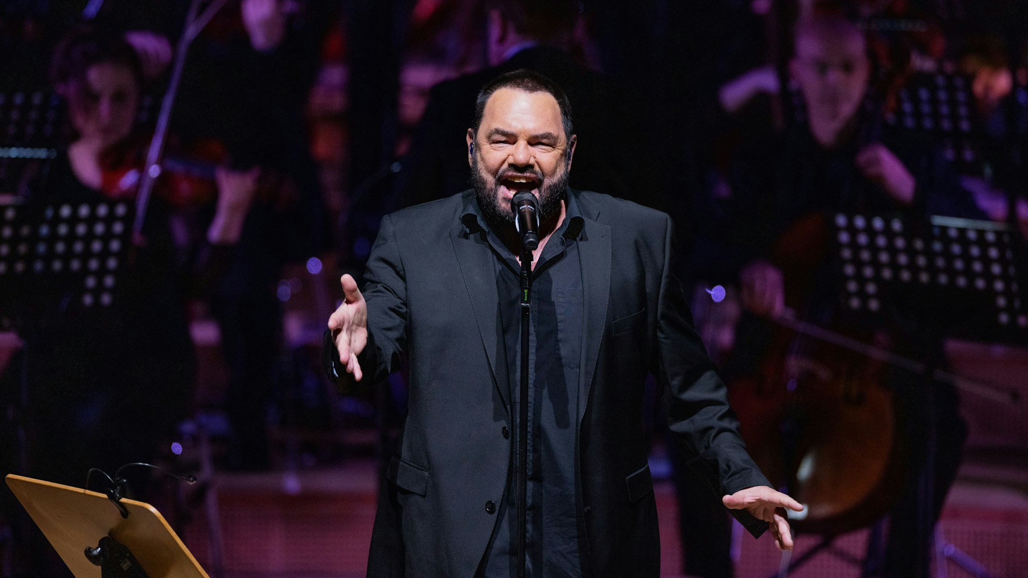 Marian Gold, Frontmann und Sänger der Band Alphaville, steht beim Tourauftakt zum 40-jährigen Bestehen gemeinsam mit dem Deutschen Filmorchester Babelsberg in der Philharmonie in Essen auf der Bühne.