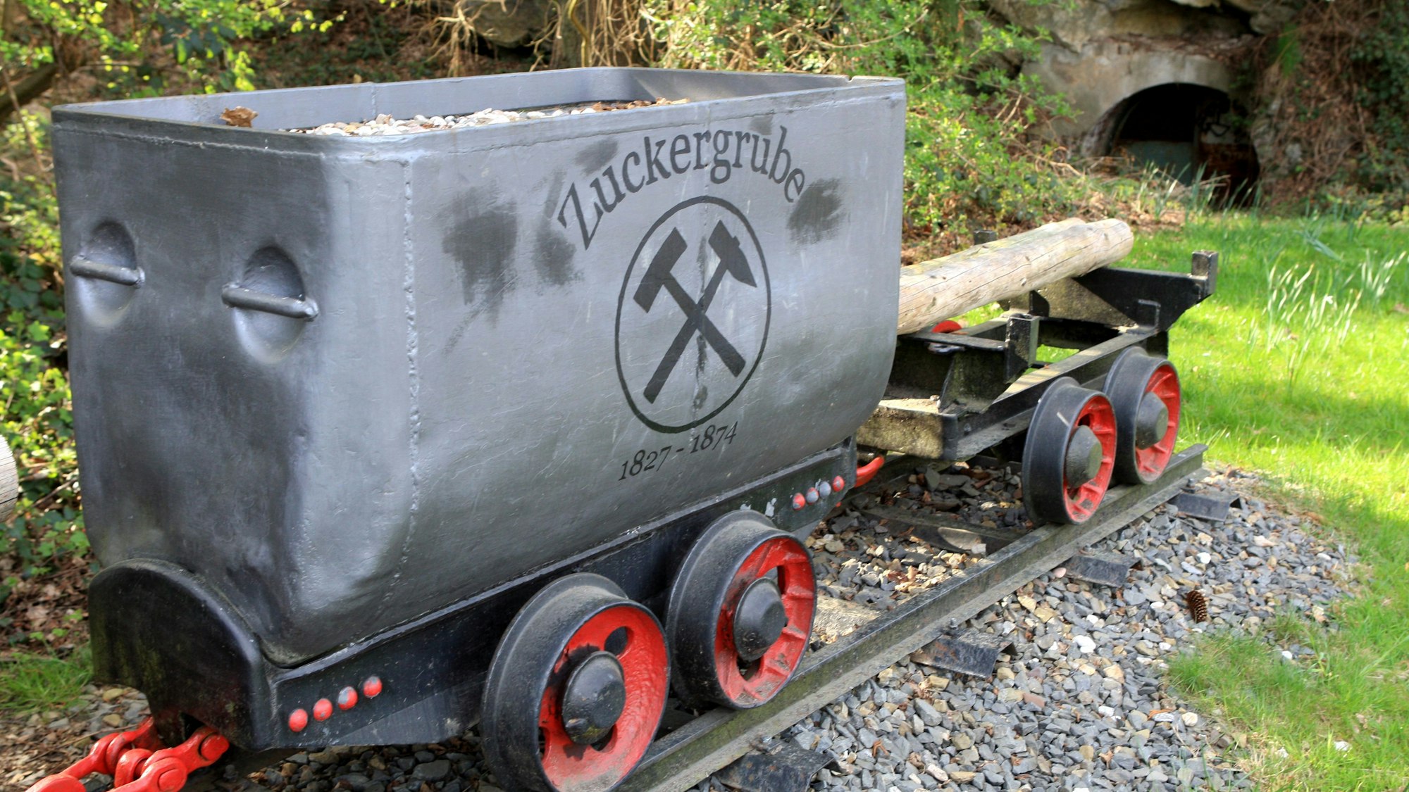 Ein ehemaliger Eisenerz-Waggon