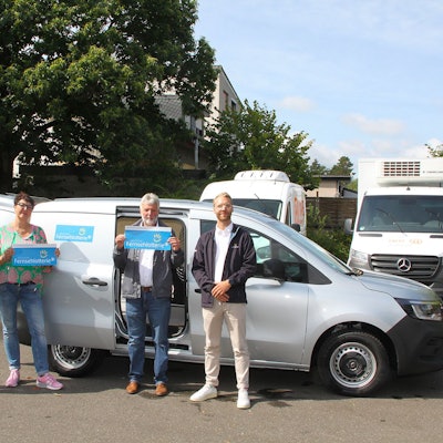 Volker Nüßmann, Manuela Pütz und Hans-Peter Bouhs von der Tafel Mechernich, sowie Nils Detering, Repräsentant der Deutschen Fernsehlotterie, stehen vor einem gespendeten Wagen der Deutschen Fernsehlotterie.