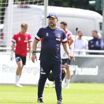 FC-Coach Steffen Baumgart steht mit seiner Pfeife auf dem Trainingsplatz.