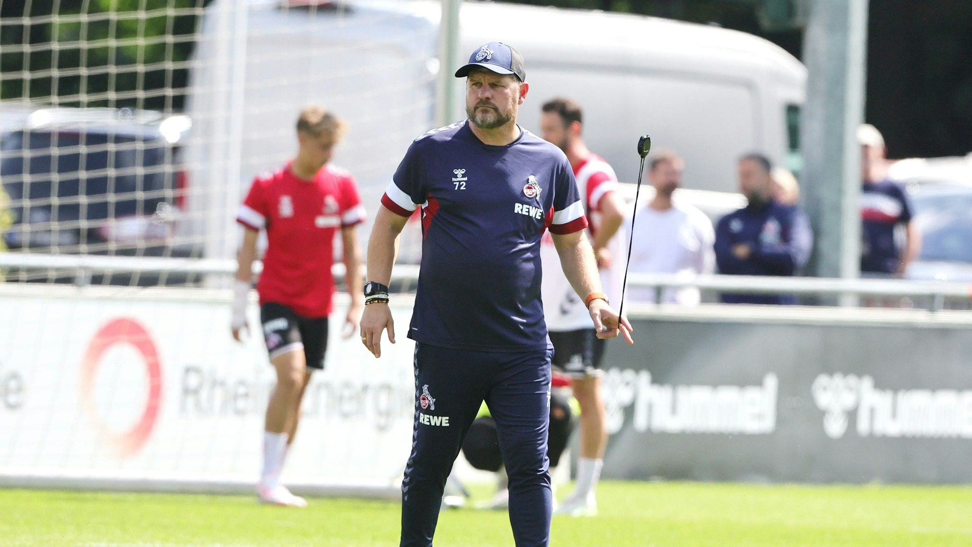 FC-Coach Steffen Baumgart steht mit seiner Pfeife auf dem Trainingsplatz.