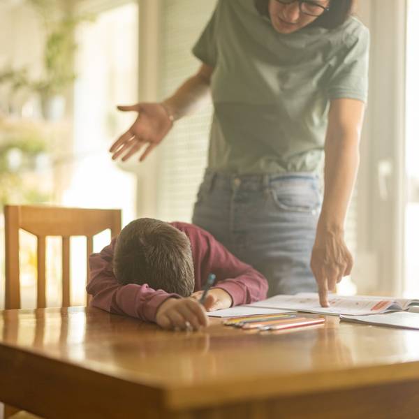 Eine Mutter streitet mit ihrem Sohn über die Hausaufgaben.