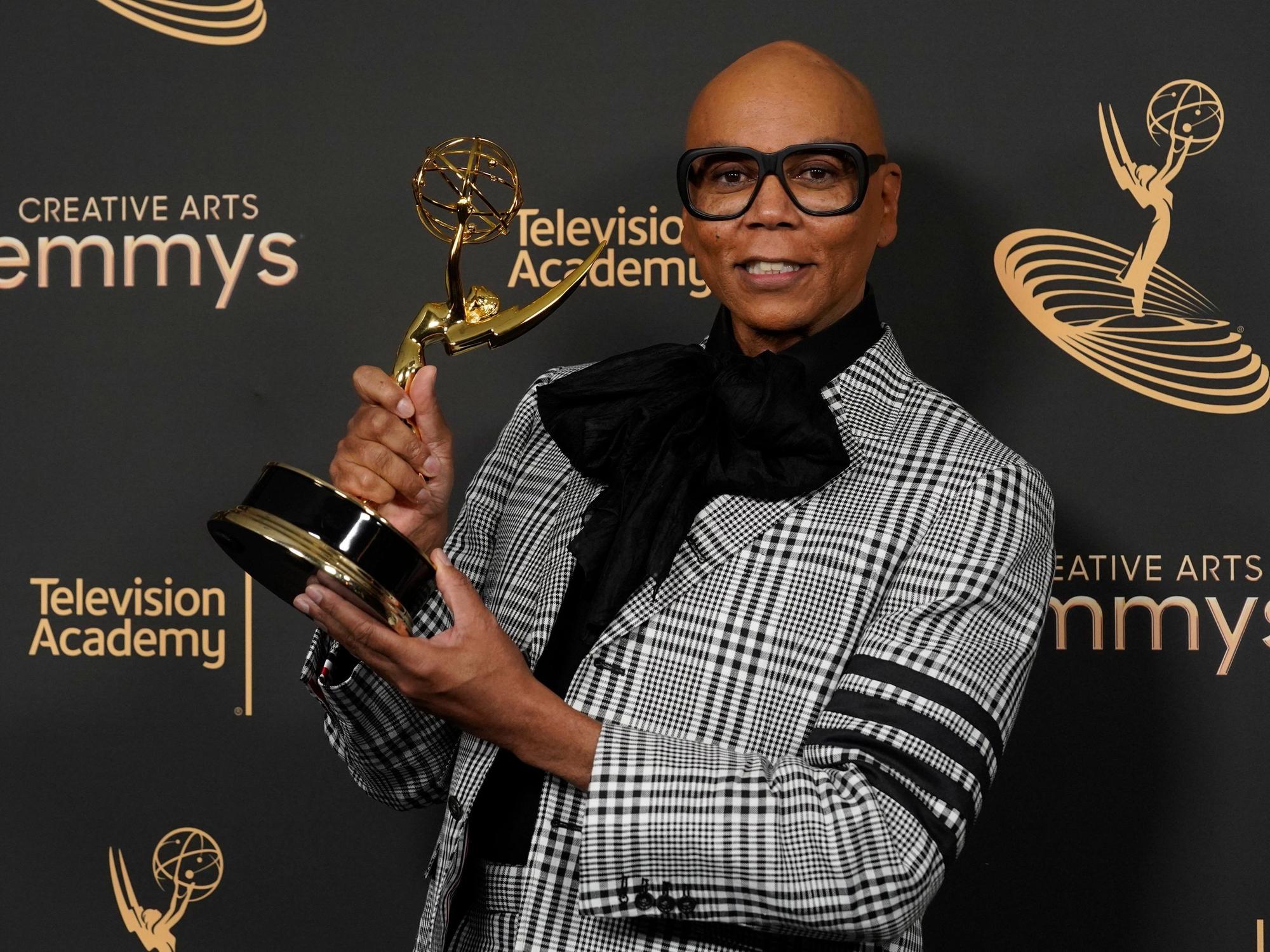 RuPaul hält einen Emmy in der Hand.