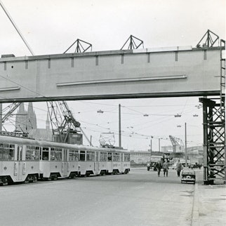 1958: Eine Straßenbahn der Linie P ist auf der Siegburger Straße unterhalb der im Bau befindlichen Severinsbrücke unterwegs.