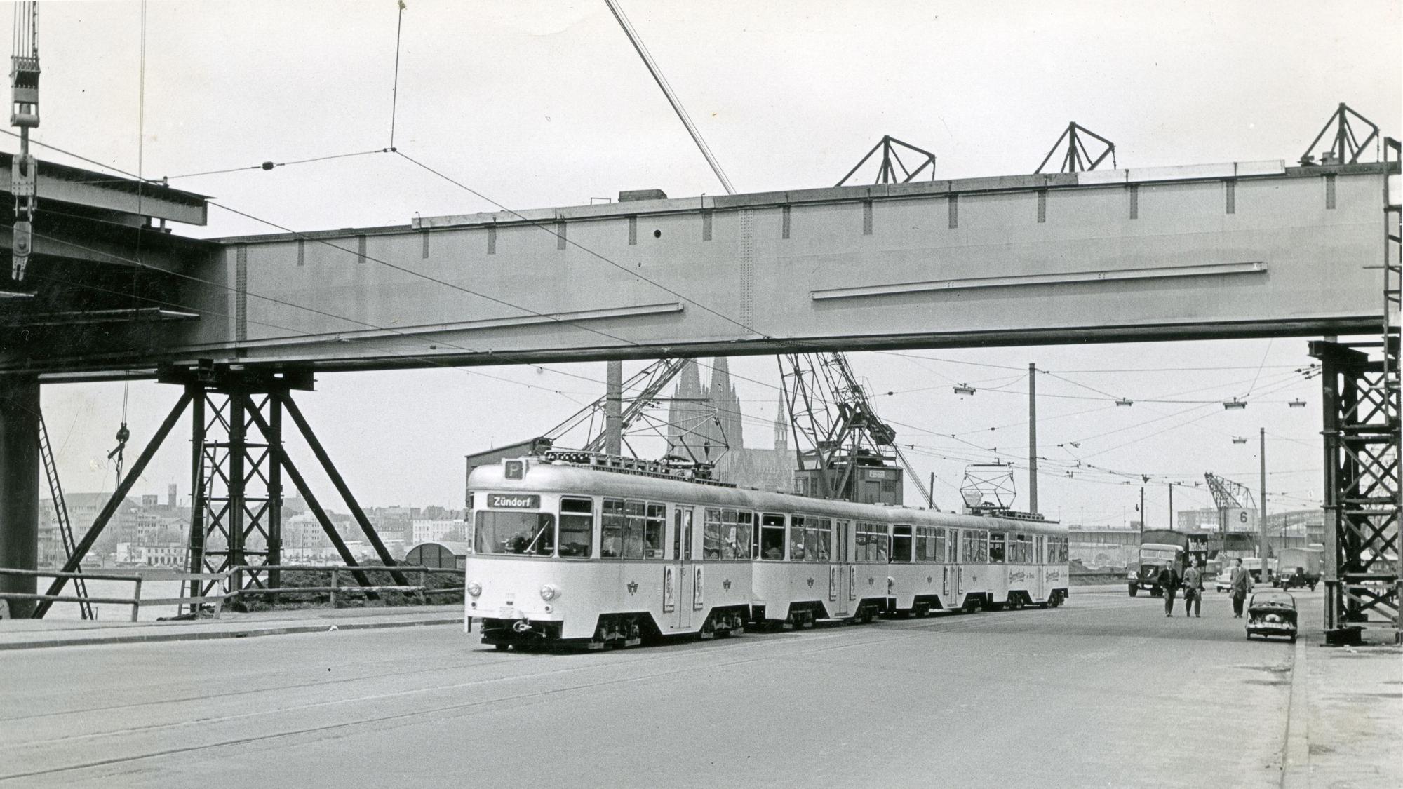 1958: Eine Straßenbahn der Linie P ist auf der Siegburger Straße unterhalb der im Bau befindlichen Severinsbrücke unterwegs.