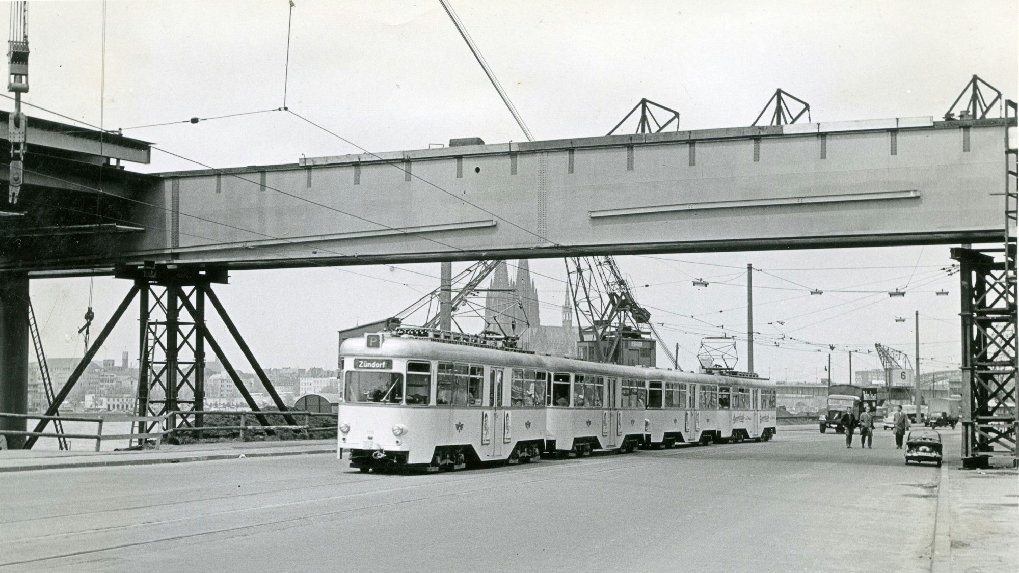 1958: Eine Straßenbahn der Linie P ist auf der Siegburger Straße unterhalb der im Bau befindlichen Severinsbrücke unterwegs.