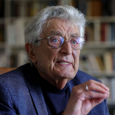 Ex-Bundesinnenminister Gerhart Baum in seiner Kölner Wohnung.