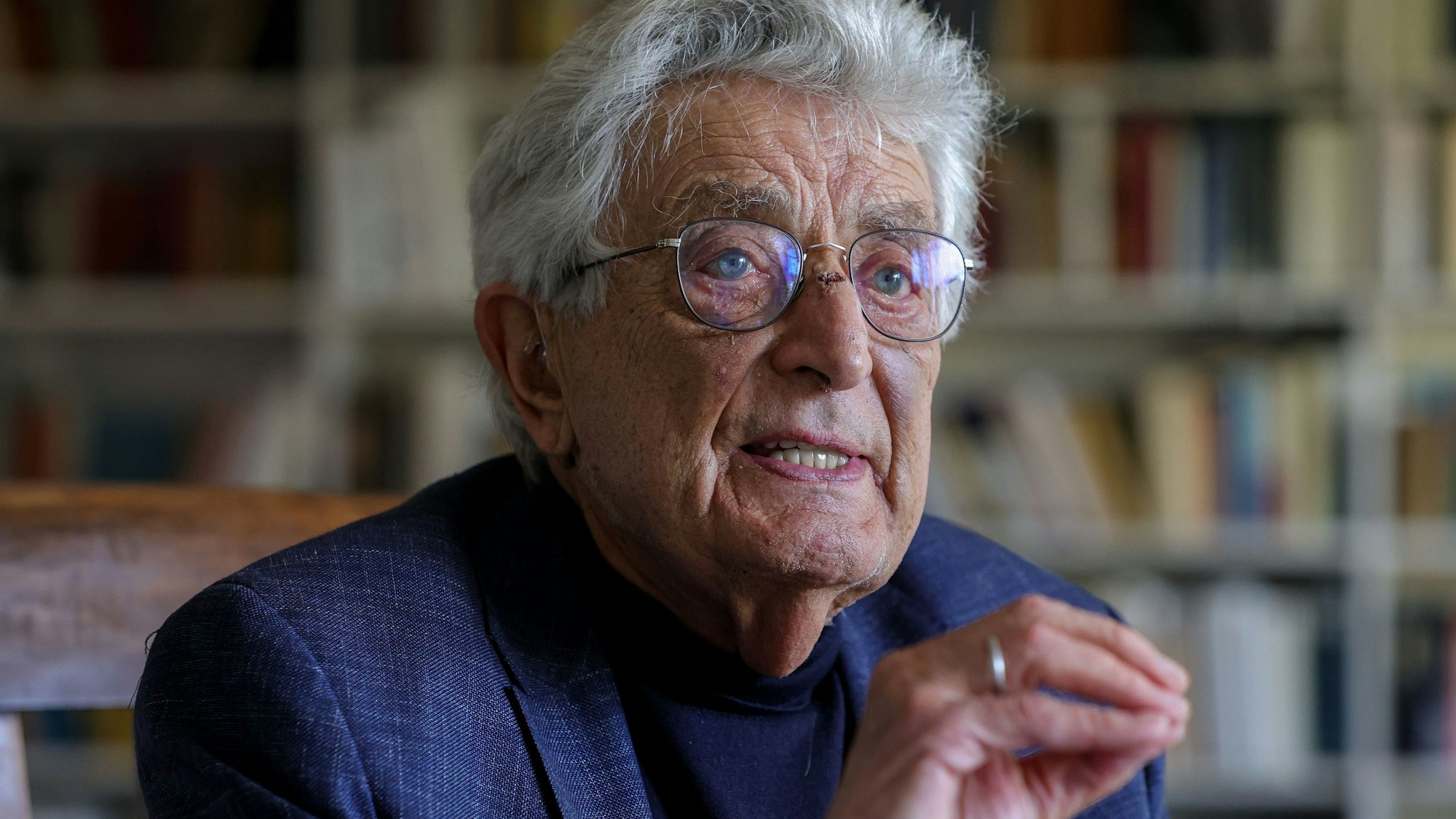 Ex-Bundesinnenminister Gerhart Baum in seiner Kölner Wohnung.