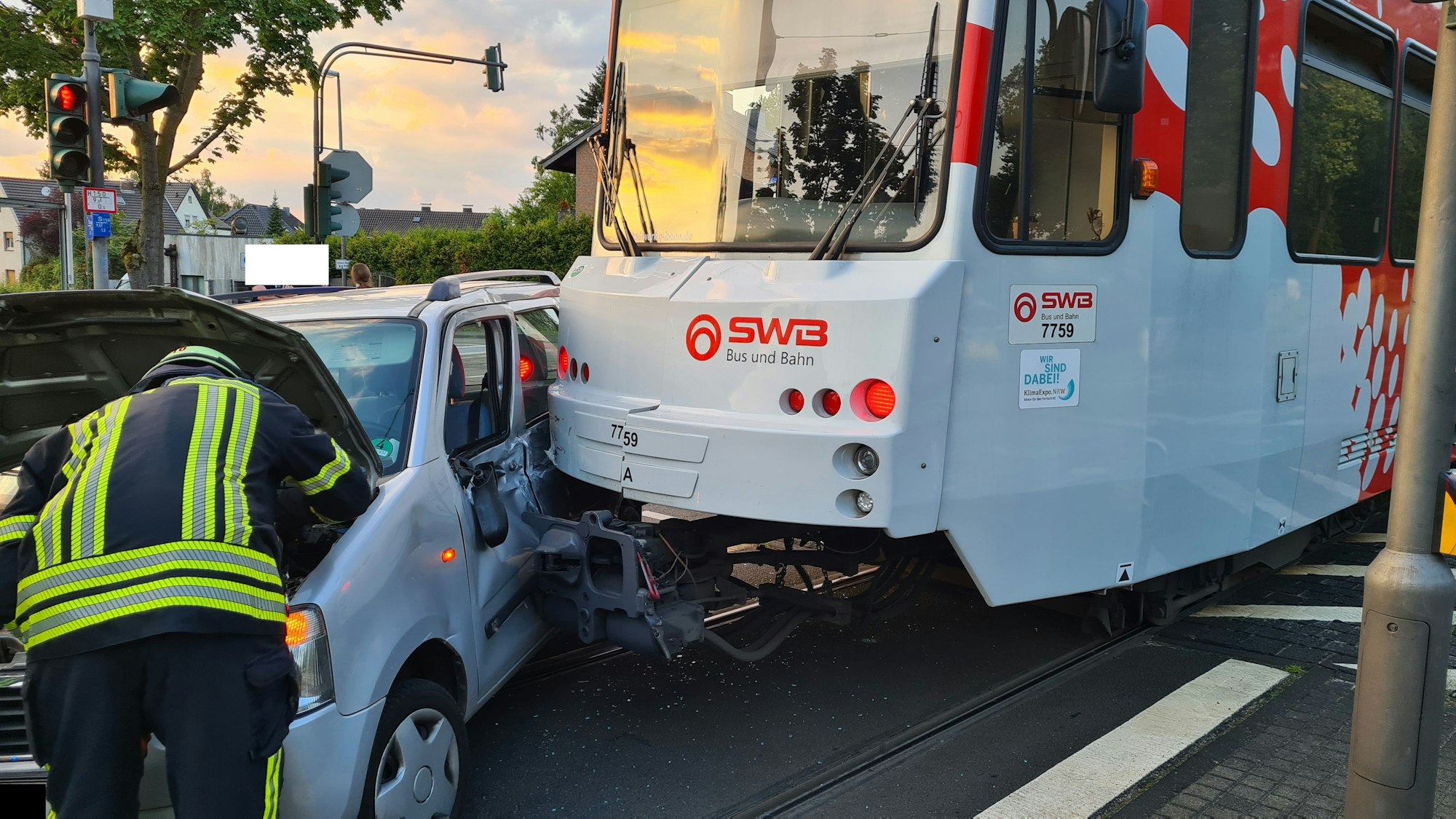 Die Feuerwehr musste den schwer beschädigten Pkw abschleppen lassen.