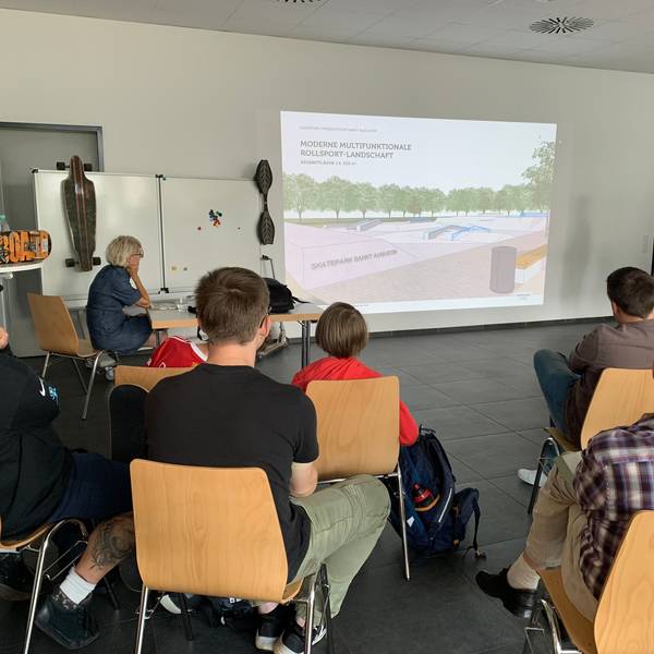 Die Pläne für den Skate-Park in Sankt Augustin werden im Jugendzentrum vorgestellt.