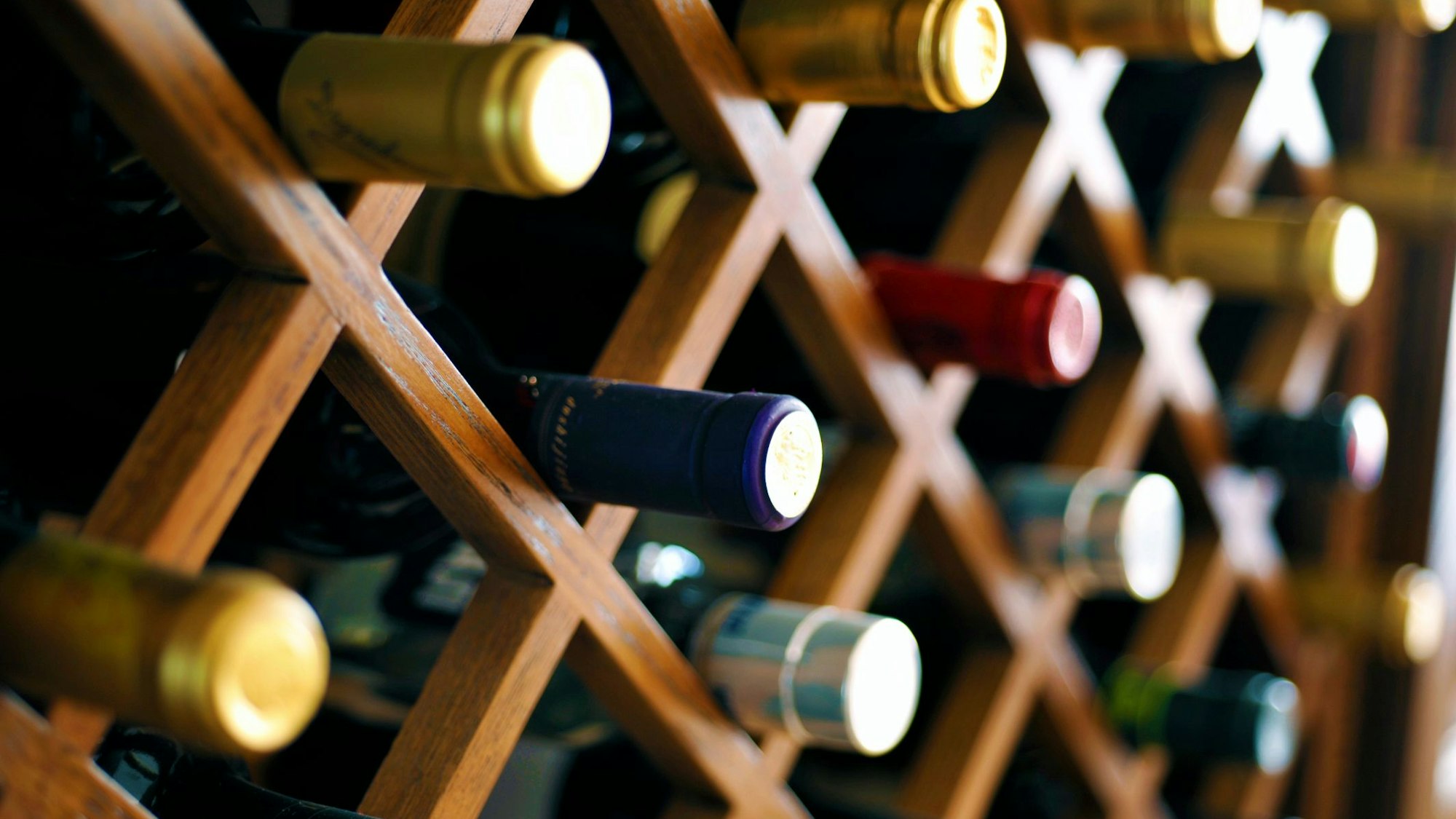 Weinflaschen liegen in einem Regal