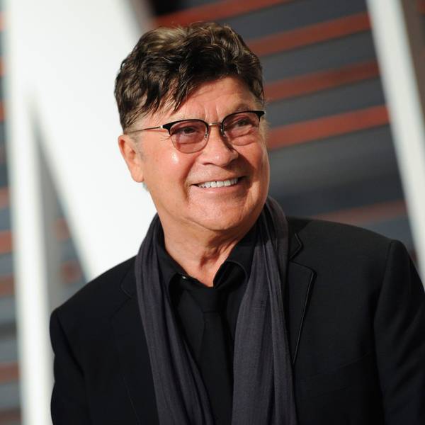 ARCHIV - 22.02.2015, USA, Beverly Hills: Der Musiker Robbie Robertson kommt zur Vanity Fair Oscar Party. Der Gitarrist und Songschreiber Robbie Robertson, Mitbegründer der Gruppe The Band, ist tot. The Band wurde in den 1960er Jahren als Begleitgruppe von Bob Dylan berühmt und veröffentlichte später eigene Alben, darunter «Music from Big Pink» (1968) und «The Last Waltz» (1978). (zu dpa: «The Band-Gitarrist und Songschreiber Robbie Robertson gestorben ») Foto: Evan Agostini/Invision via AP/dpa +++ dpa-Bildfunk +++