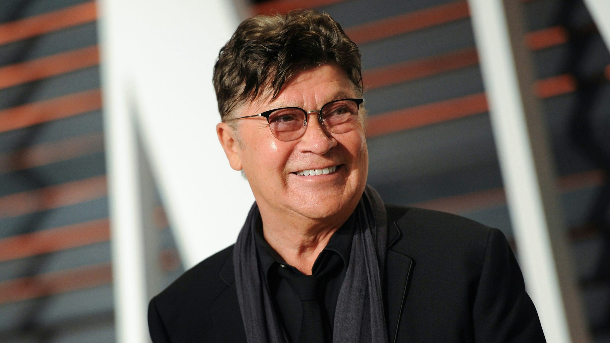 22.02.2015, USA, Beverly Hills: Der Musiker Robbie Robertson kommt zur Vanity Fair Oscar Party. Der Gitarrist und Songschreiber Robbie Robertson, Mitbegründer der Gruppe The Band, ist tot. The Band wurde in den 1960er Jahren als Begleitgruppe von Bob Dylan berühmt und veröffentlichte später eigene Alben, darunter «Music from Big Pink» (1968) und «The Last Waltz» (1978).