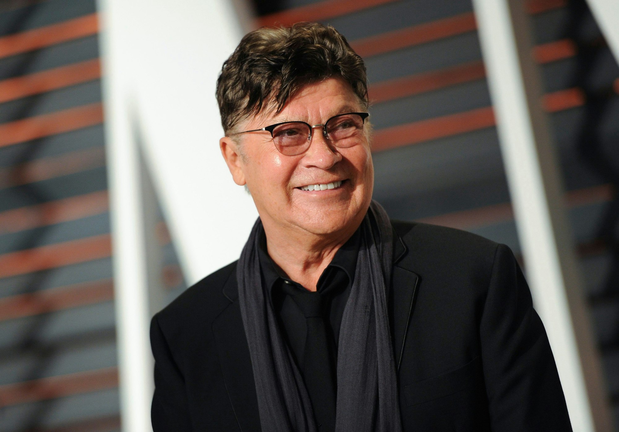 ARCHIV - 22.02.2015, USA, Beverly Hills: Der Musiker Robbie Robertson kommt zur Vanity Fair Oscar Party. Der Gitarrist und Songschreiber Robbie Robertson, Mitbegründer der Gruppe The Band, ist tot. The Band wurde in den 1960er Jahren als Begleitgruppe von Bob Dylan berühmt und veröffentlichte später eigene Alben, darunter «Music from Big Pink» (1968) und «The Last Waltz» (1978). (zu dpa: «The Band-Gitarrist und Songschreiber Robbie Robertson gestorben ») Foto: Evan Agostini/Invision via AP/dpa +++ dpa-Bildfunk +++