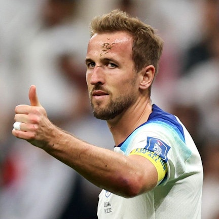 Daumen-Hoch von Harry Kane bei der WM 2022 in Katar, während des Achtelfinales zwischen England und Senegal.