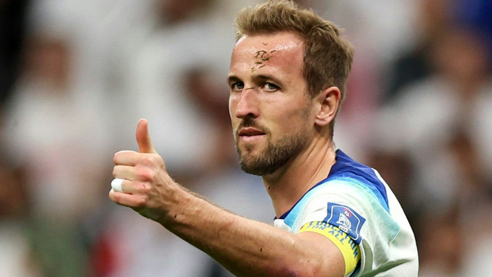 Daumen-Hoch von Harry Kane bei der WM 2022 in Katar, während des Achtelfinales zwischen England und Senegal.