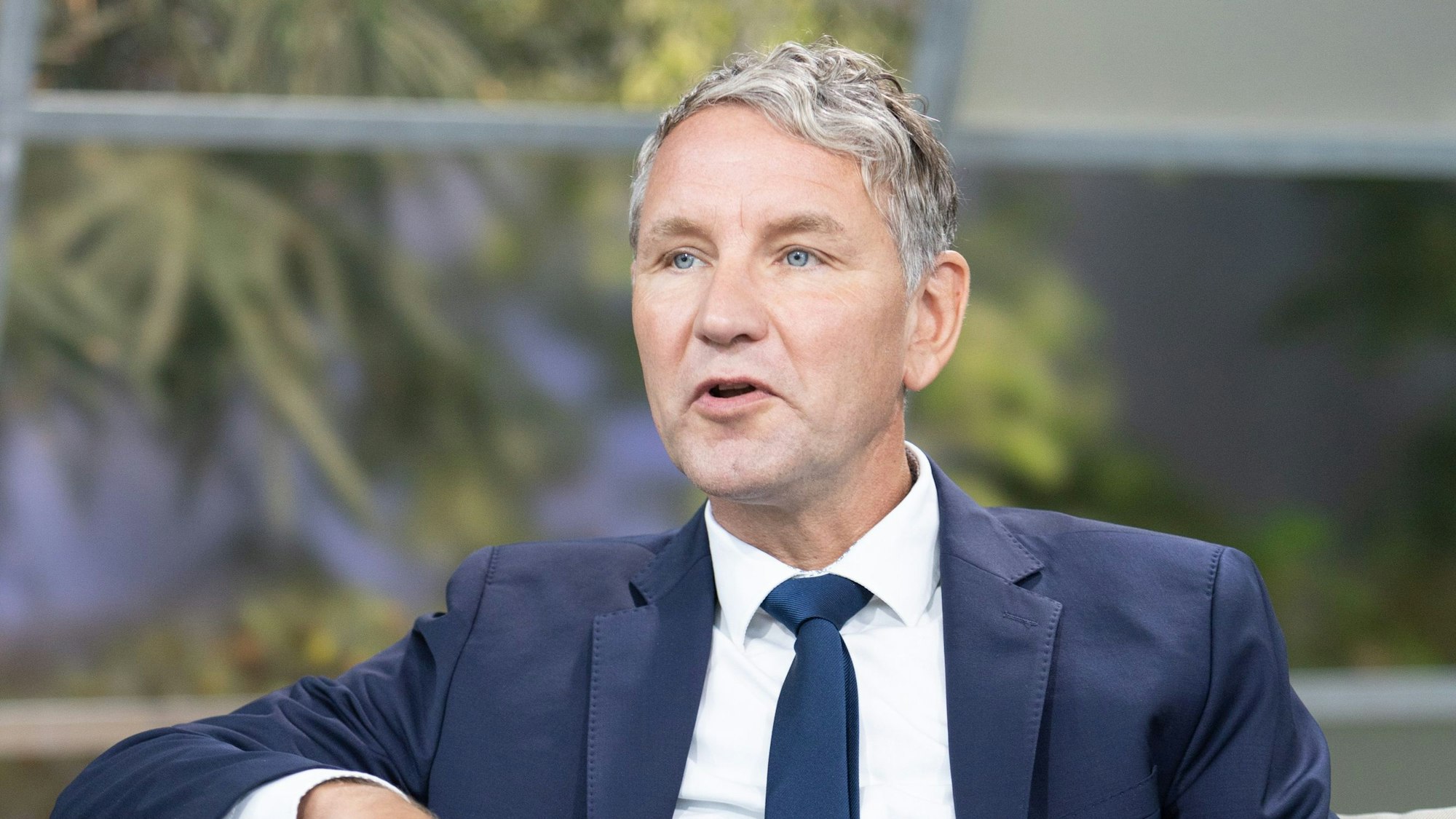 Die vom Mitteldeutschen Rundfunk (MDR) herausgegebene Aufnahme zeigt Björn Höcke, Vorsitzender der AfD-Landtagsfraktion in Thüringen, während des Sommerinterviews des MDR Thüringen. Höcke sprach über Inklusion als „Ideologieprojekt“.