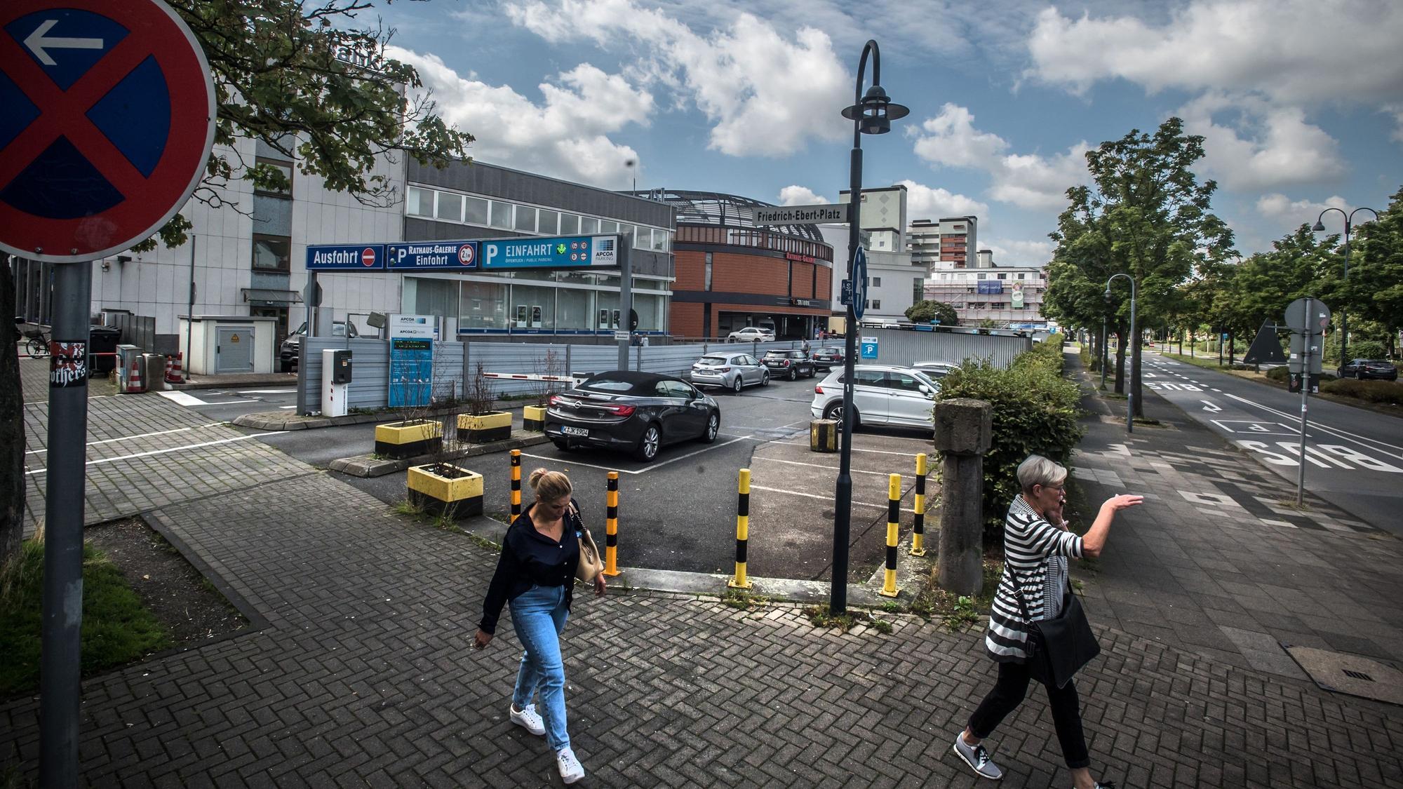 Parkplatz, wollen Investoren ein Hotel und Wohnungen, unten Geschäfte, bauen Foto: Ralf Krieger