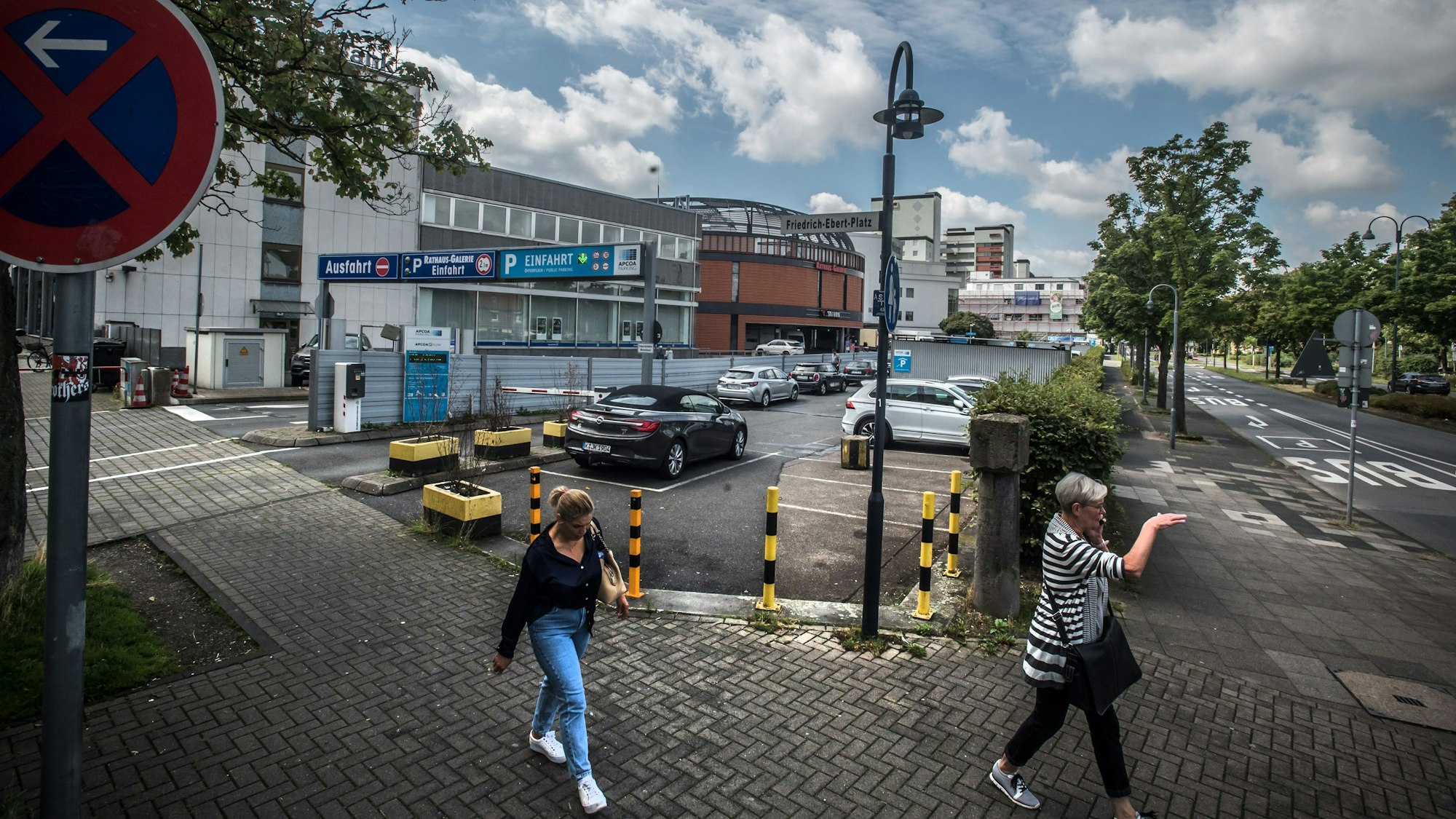 Parkplatz, wollen Investoren ein Hotel und Wohnungen, unten Geschäfte, bauen Foto: Ralf Krieger
