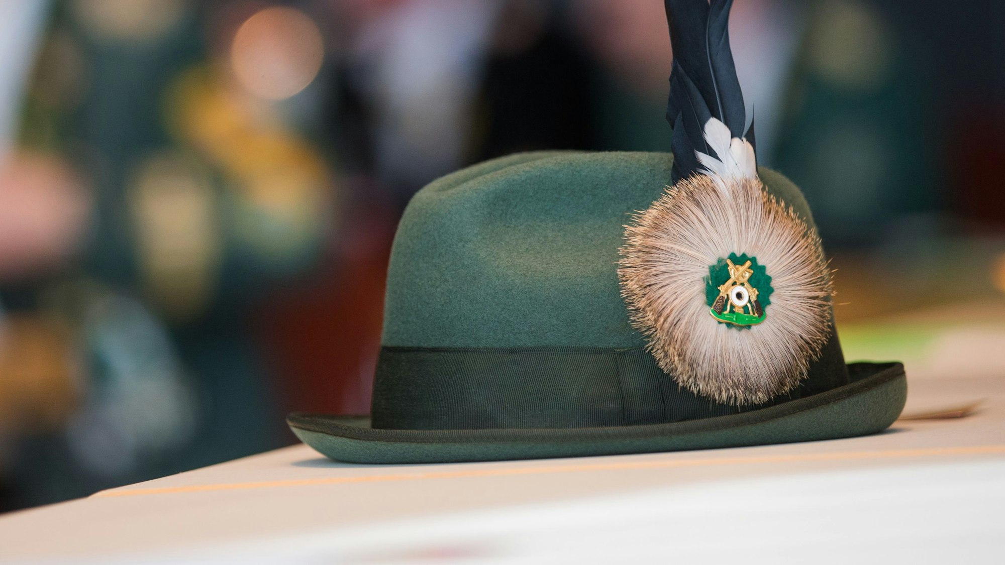 Ein Schützenhut liegt bei der Bundesvertreterversammlung der katholischen Schützen in Deutschland auf einem Tisch.
