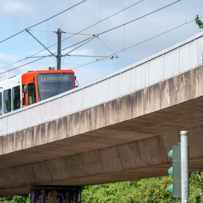 01.08.2023, Köln: 
Die Hochbahnstrecke (Hochbahn) der Stadbahnlinie 13 zwischen Amsterdamer Straße und Nußbaumer Straße gilt intern als Sanierungsfall. Die Stadt bezeichnet den Zustand als nicht ausreichend. Technisch handelt es sich bei der 1974 eingeweihten Strecke um viele einzelne Brückenbauwerke. Hier MerheimerStraße.
 Foto: Uwe Weiser