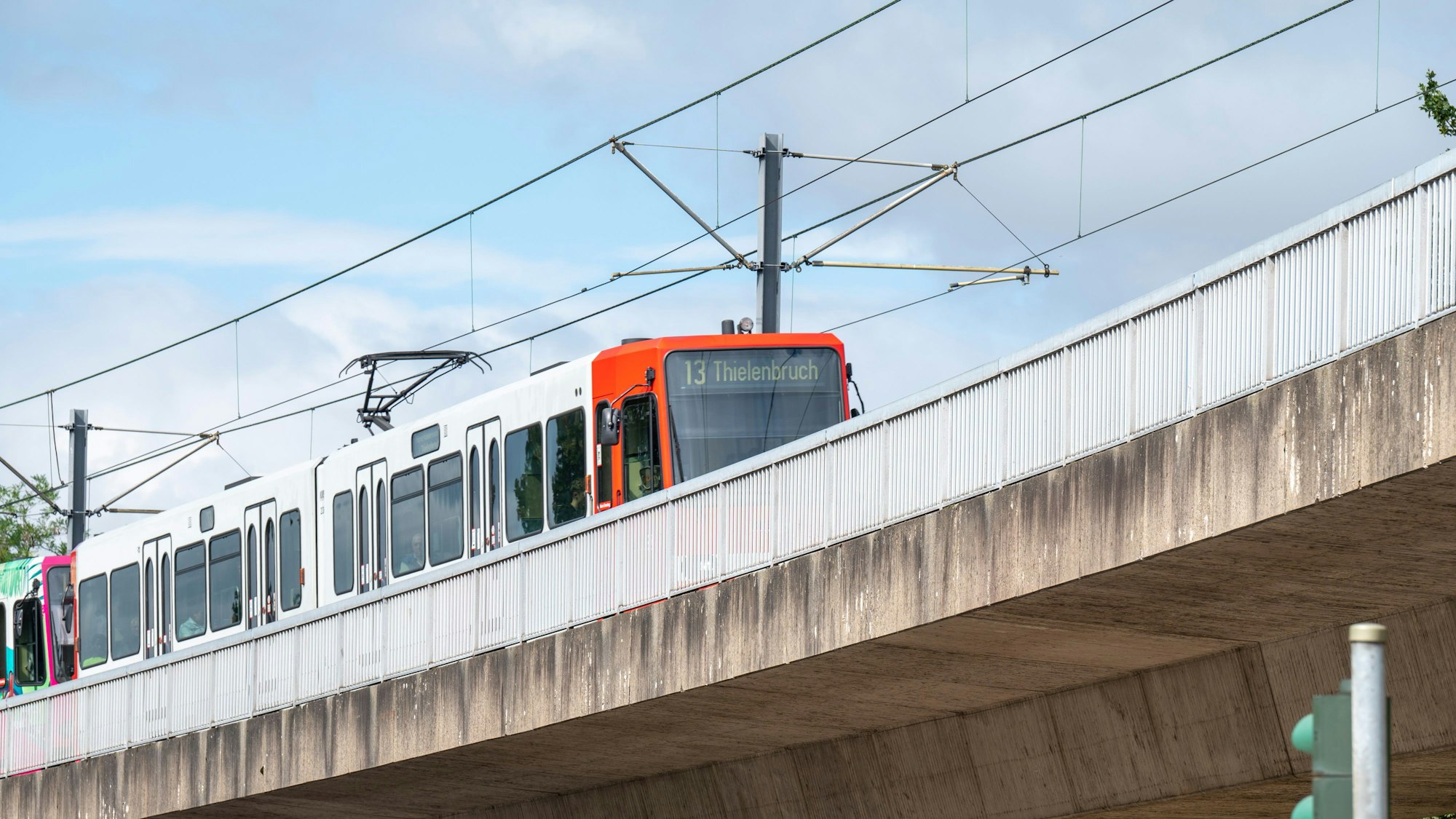01.08.2023, Köln:
Die Hochbahnstrecke (Hochbahn) der Stadbahnlinie 13 zwischen Amsterdamer Straße und Nußbaumer Straße gilt intern als Sanierungsfall. Die Stadt bezeichnet den Zustand als nicht ausreichend. Technisch handelt es sich bei der 1974 eingeweihten Strecke um viele einzelne Brückenbauwerke. Hier MerheimerStraße.
Foto: Uwe Weiser