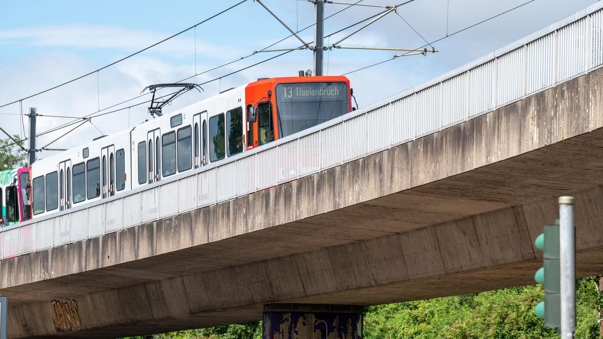 01.08.2023, Köln:
Die Hochbahnstrecke (Hochbahn) der Stadbahnlinie 13 zwischen Amsterdamer Straße und Nußbaumer Straße gilt intern als Sanierungsfall. Die Stadt bezeichnet den Zustand als nicht ausreichend. Technisch handelt es sich bei der 1974 eingeweihten Strecke um viele einzelne Brückenbauwerke. Hier MerheimerStraße.
Foto: Uwe Weiser