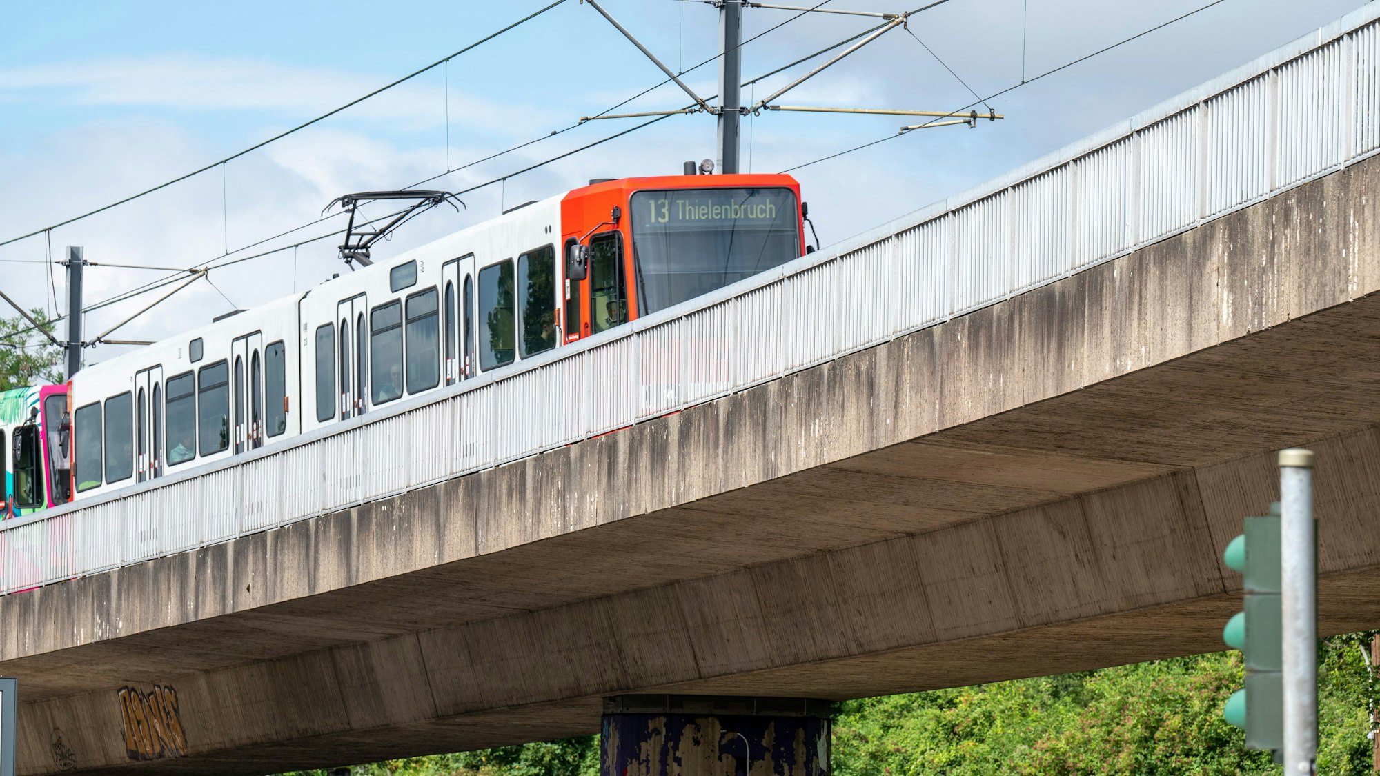 01.08.2023, Köln:
Die Hochbahnstrecke (Hochbahn) der Stadbahnlinie 13 zwischen Amsterdamer Straße und Nußbaumer Straße gilt intern als Sanierungsfall. Die Stadt bezeichnet den Zustand als nicht ausreichend. Technisch handelt es sich bei der 1974 eingeweihten Strecke um viele einzelne Brückenbauwerke. Hier MerheimerStraße.
Foto: Uwe Weiser
