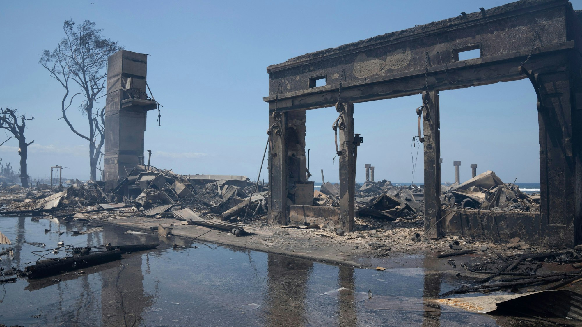 ARCHIV - 09.08.2023, USA, Lahaina: Ein von den Wald- und Buschbränden zerstörtes Gebäude.