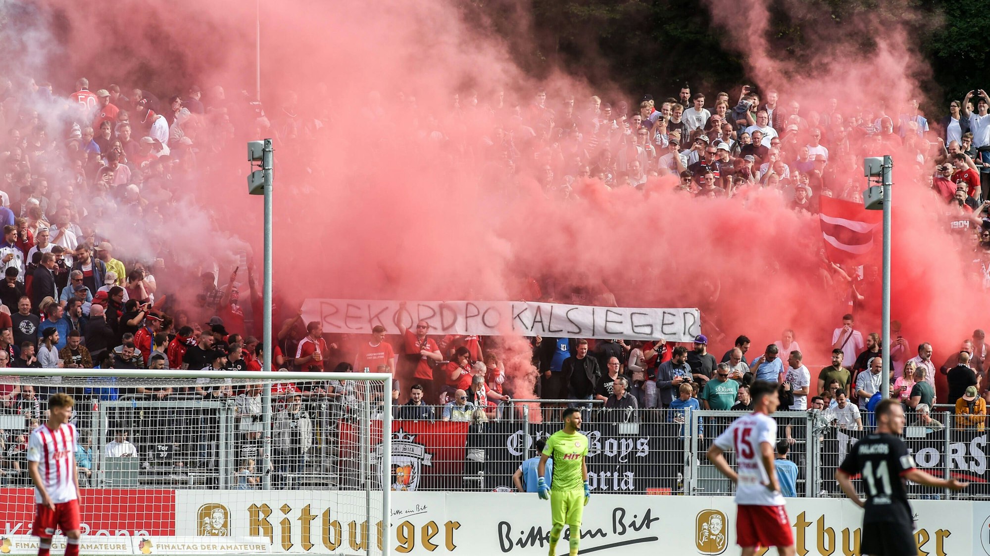 Fans von Viktoria Köln feiern das 0:2 gegen Fortuna Köln im Finale des Bitburger-Pokals.
