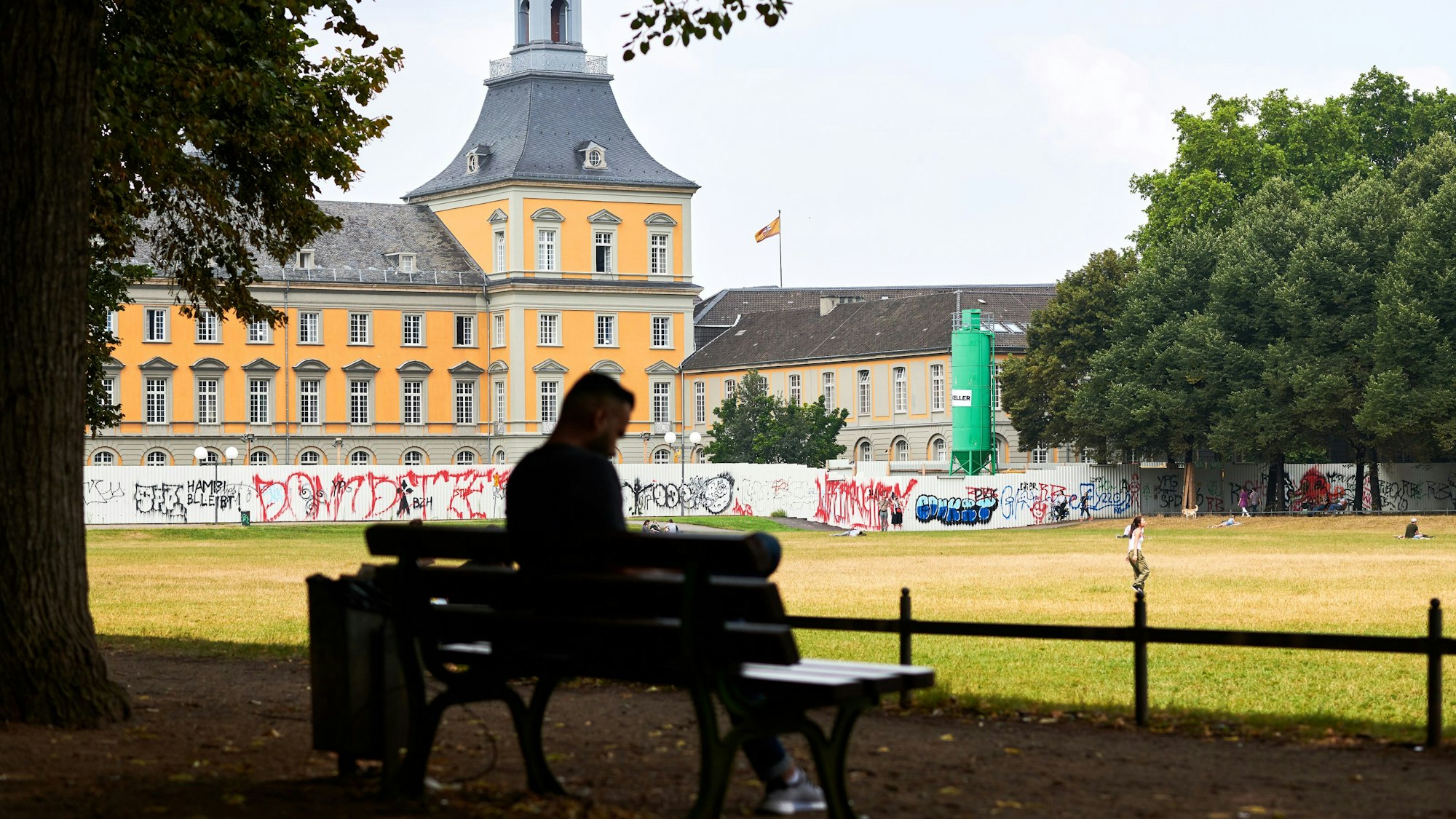 Die Stadt will die Punker auf den Hofgarten leiten (hier ein Archivfoto).